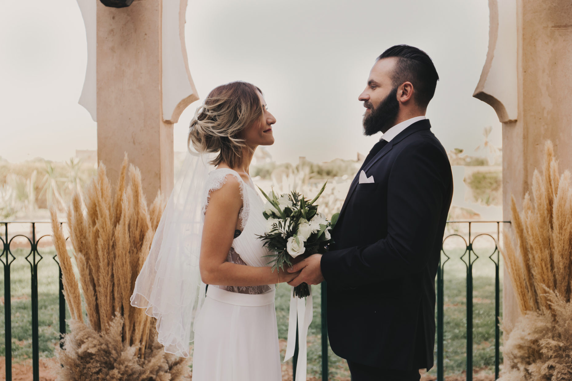 Mariés se regardant