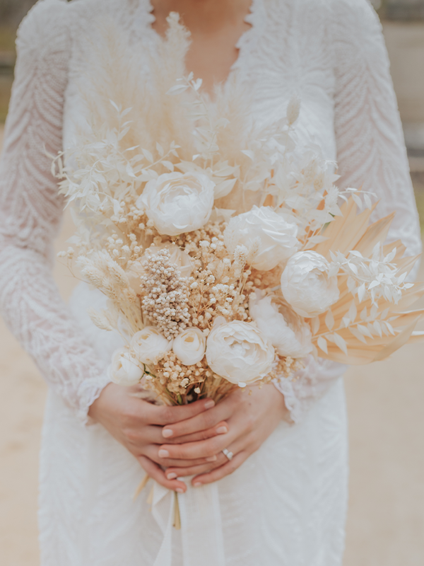 Mariée avec un bouquet de fleurs