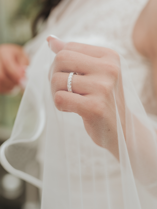Mariée montrant sa bague